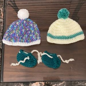 Newborn handmade baby hat and booties